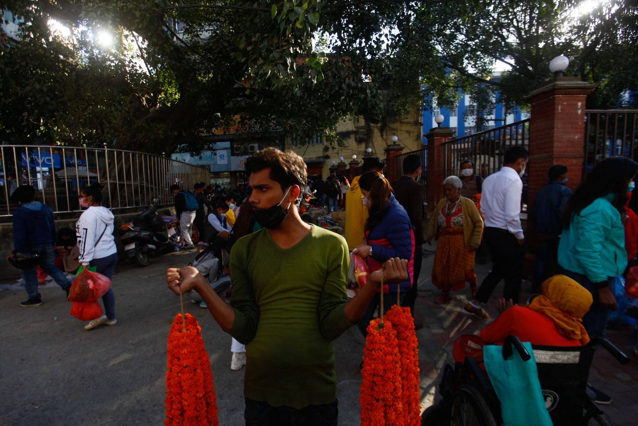 किनमेल गर्नेको बजारमा चहलपहल छ तर, स्वास्थ्य मापदण्ड ख्यालै छैन (तस्वीरहरू)