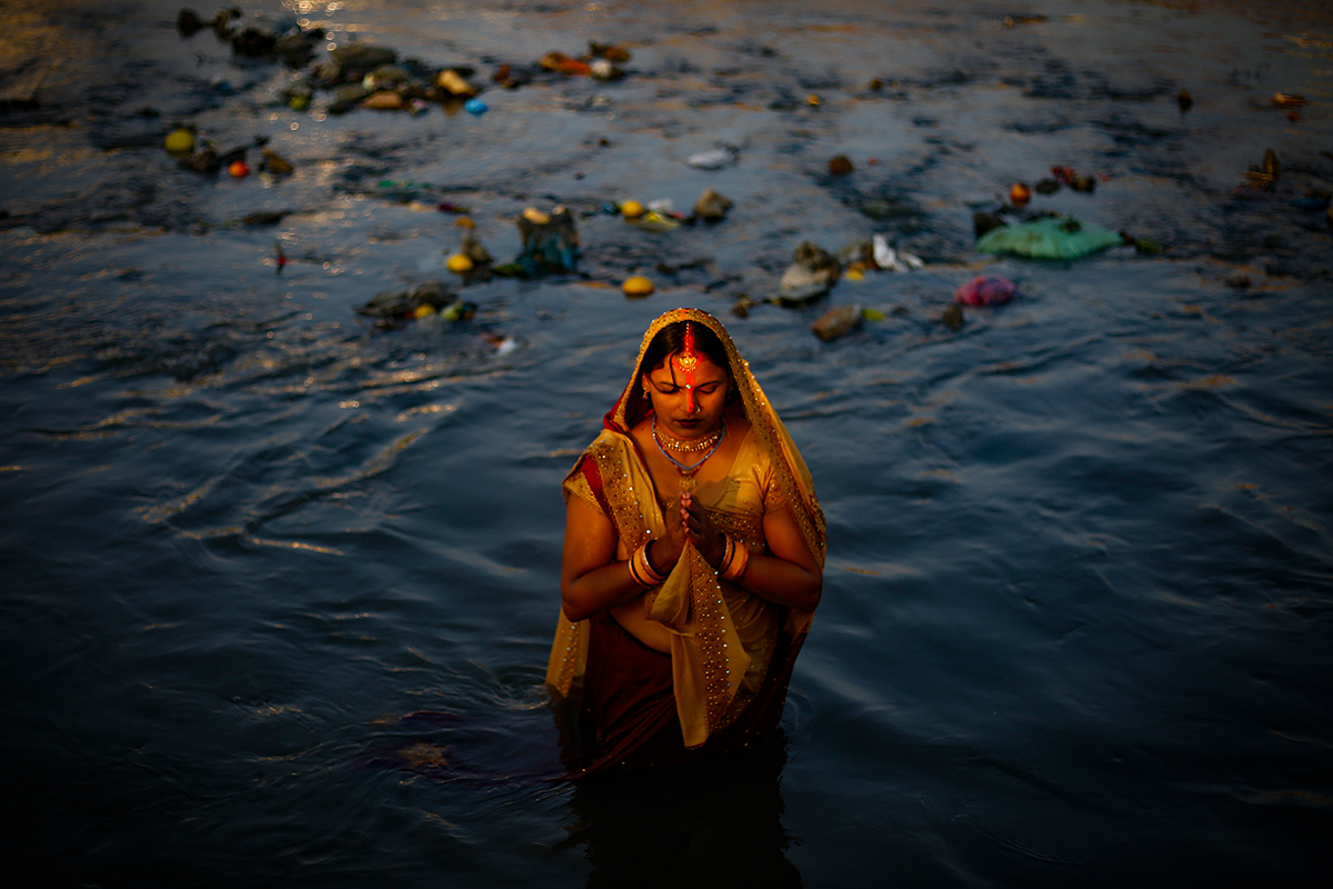 अस्ताउँदो सूर्यलाई अर्घ्य (तस्वीरहरू)