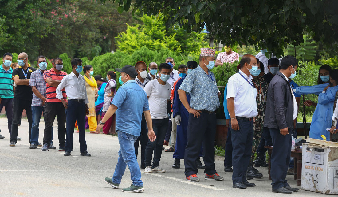 उपत्यकामा कोरोना संक्रमण बढ्न थालेपछि सिंहदरबारका कर्मचारीको पीसीआर परीक्षण {तस्वीरहरू}