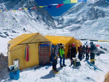 महामारीबीच सगरमाथा आरोहणमा आकर्षण, ३९४ आरोही प्रतीक्षामा 