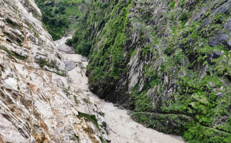 चीन-भारत जोड्ने गाउँलाई बाटोको पिरलो