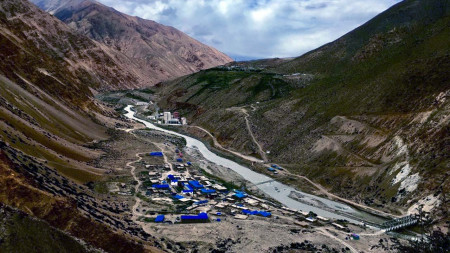 हिल्साको तापक्रम माइनस १५ डिग्री पुग्दा कर्णाली नदी जम्यो, सीमा सुरक्षाकर्मीलाई सास्ती