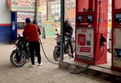 फेरि बढ्यो इन्धनको मूल्य, पेट्रोल प्रति लिटर १५५ रुपैयाँ