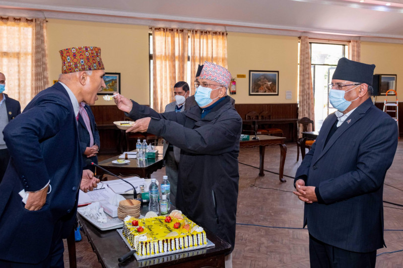 विष्णु पौडेललाई केक खुवाउँदै शुरू भयो नेकपाको बैठक (तस्वीरहरू)