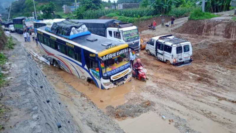 बाढीपहिरोले ४४ राजमार्गमा क्षति, २७ अवरुद्ध