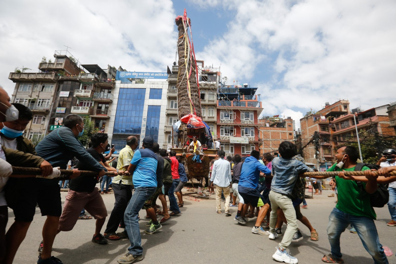 मत्स्येन्द्रनाथको रथ तान्ने क्रममा ट्राफिक प्रहरीलाई कुट्‌ने केहीलाई कोरोना संक्रमण