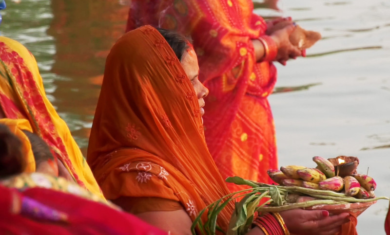 अस्ताउँदो सूर्यलाई अर्घ दिएर मनाइयो छठ