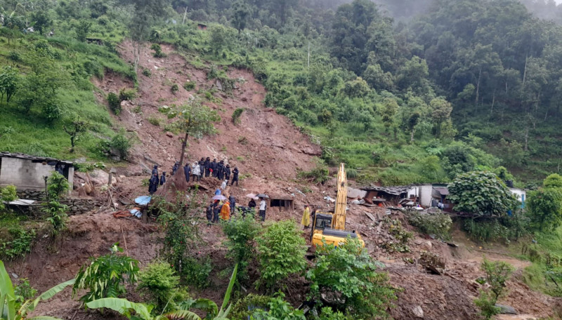 पहिरोमा पुरिएका एक मृत भेटिए, दुईको खोजी गरिंदै