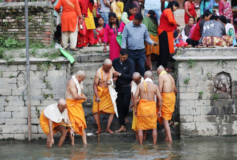 हनुमन्ते नदीमा भक्तजनको घुइँचो (तस्वीरहरू)