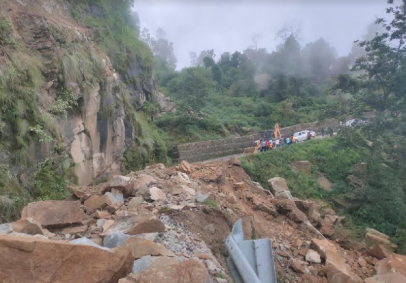 कैलालीको सहजपुरमा पहिरो खस्दा भीमदत्त राजमार्ग अवरुद्ध