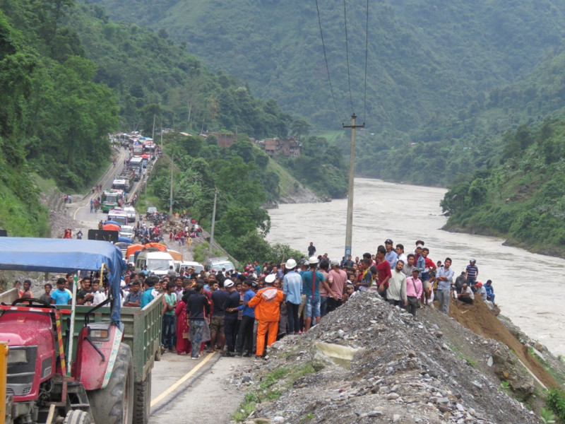 सत्रकिलोमा बस र माइक्रोबस ठोक्किए, चार जनाको मृत्यु