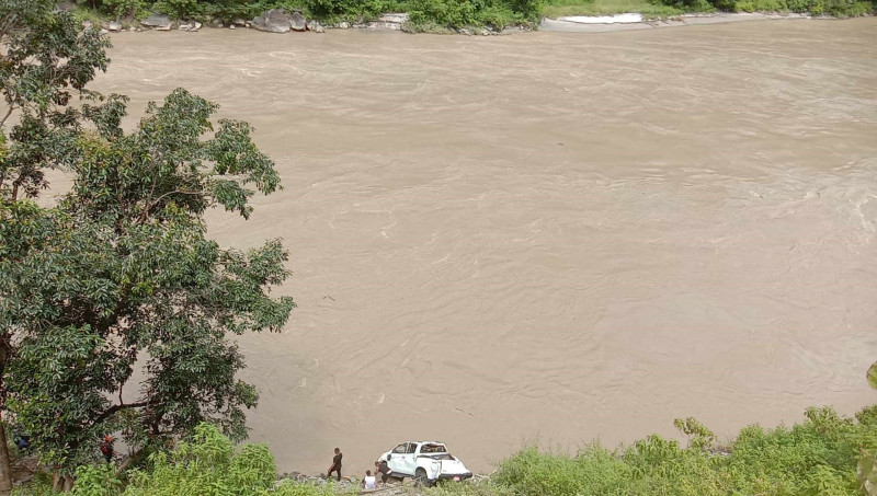 सुनकोशीमा खसेको गाडी भेटियो, तीन यात्रु भेटिएनन्